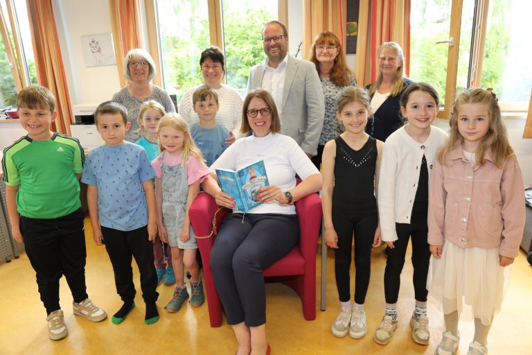 Kinderbuchautorin in der Bücherei